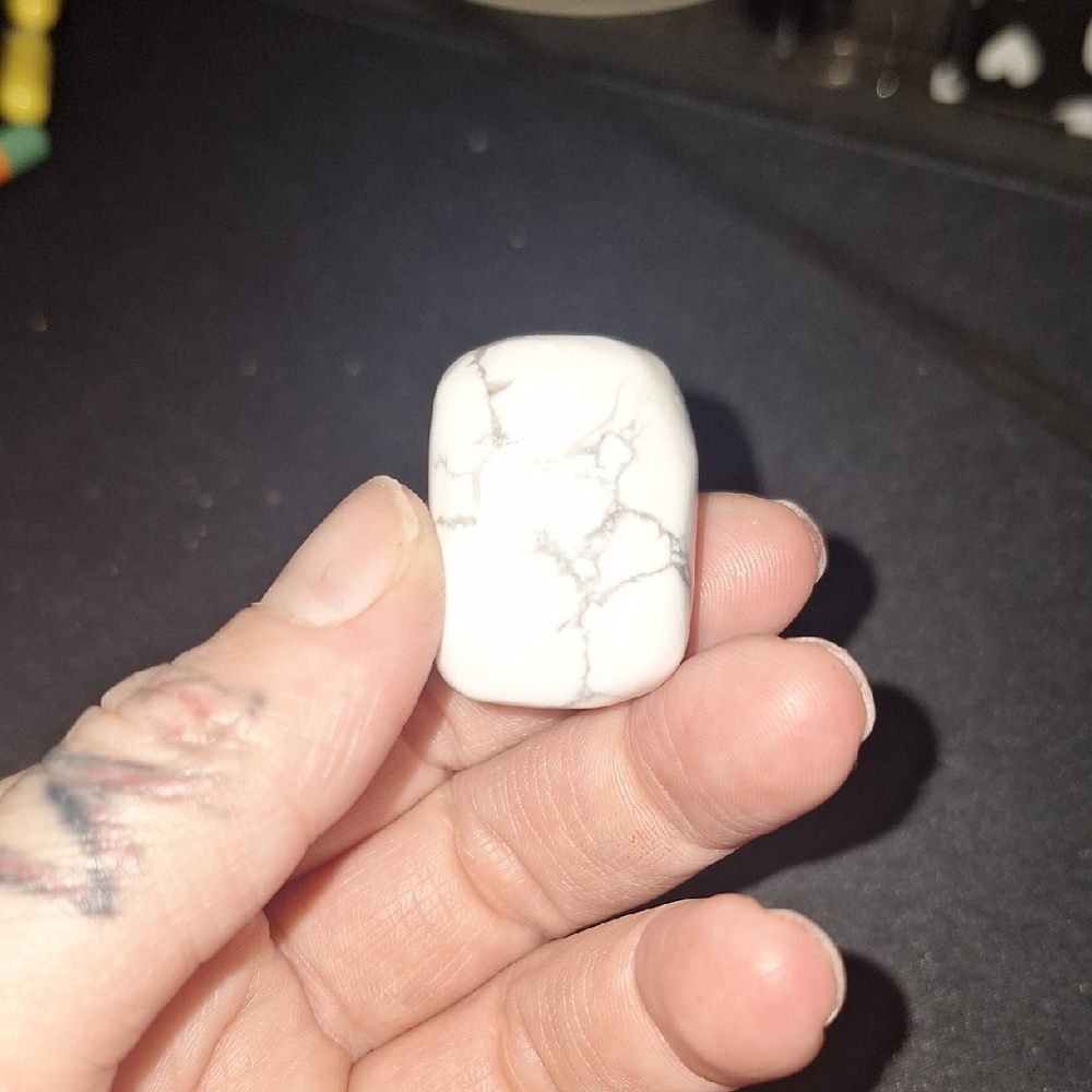 Howlite Tumble Stone - Picture 4 of 9